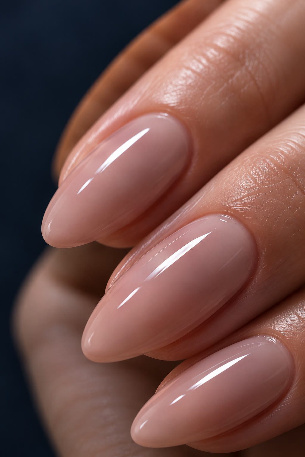 Glanzende amandelnagels in natuurlijk roze