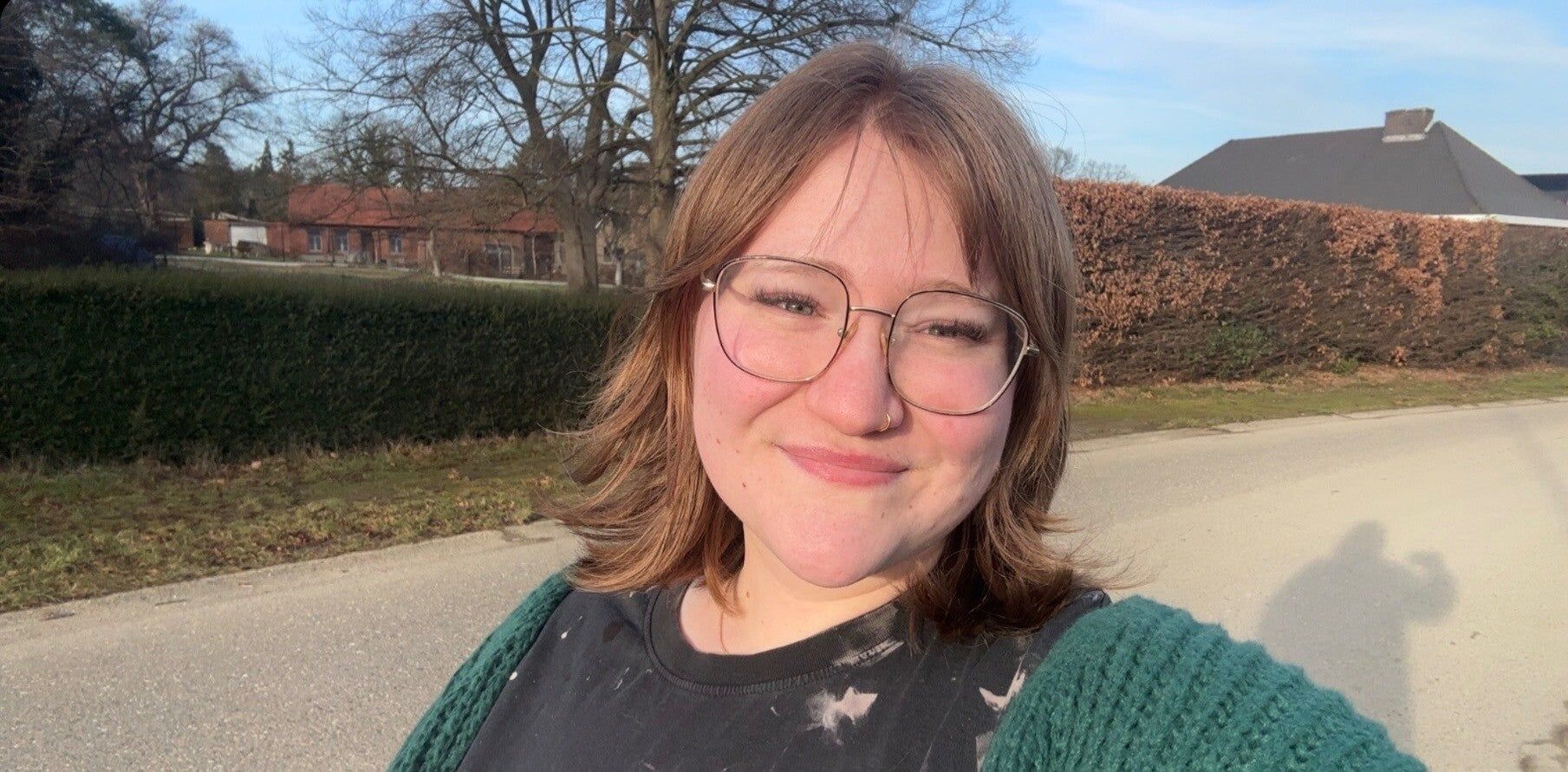 Femke, lachend, met bril
