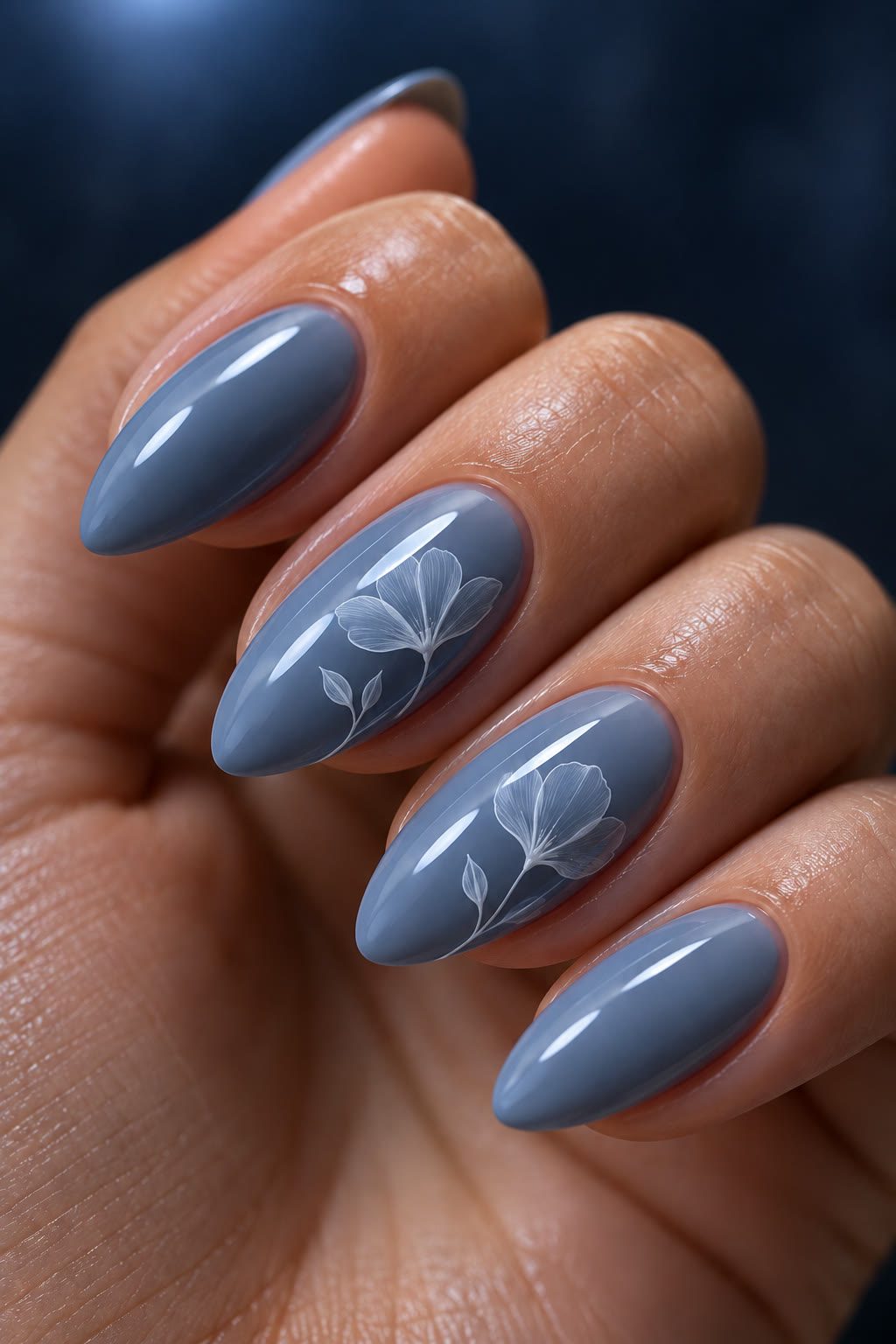 Grijsblauwe amandelnagels met witte bloemetjes op twee nagels