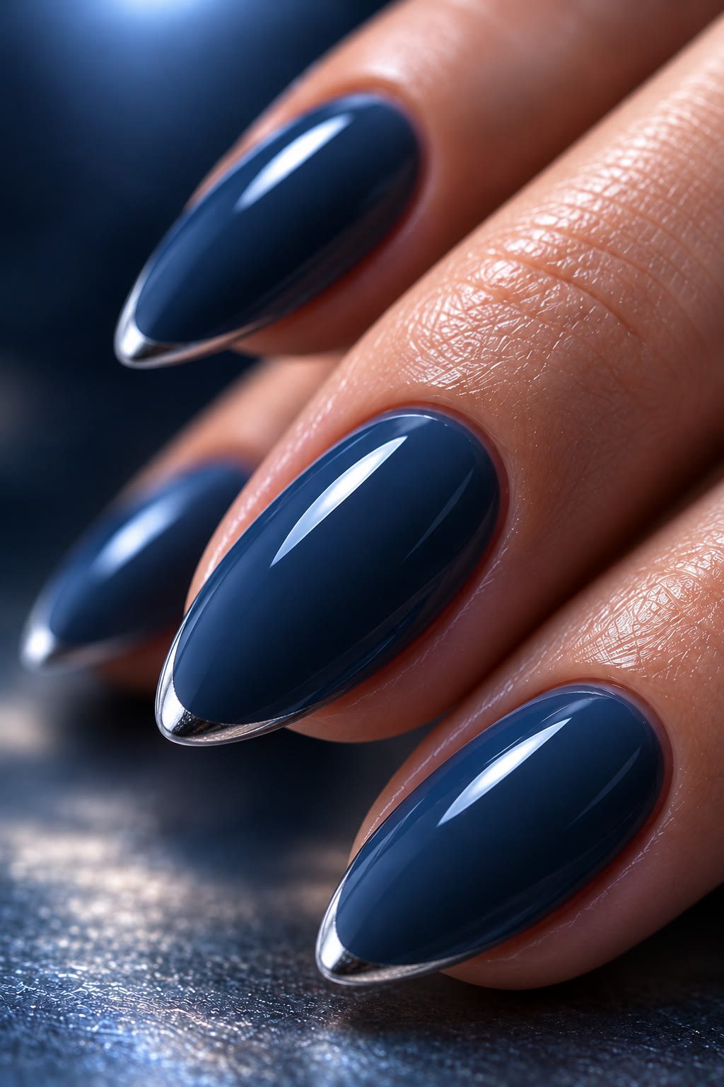 Glanzende amandelnagels in marineblauw met zilveren tips