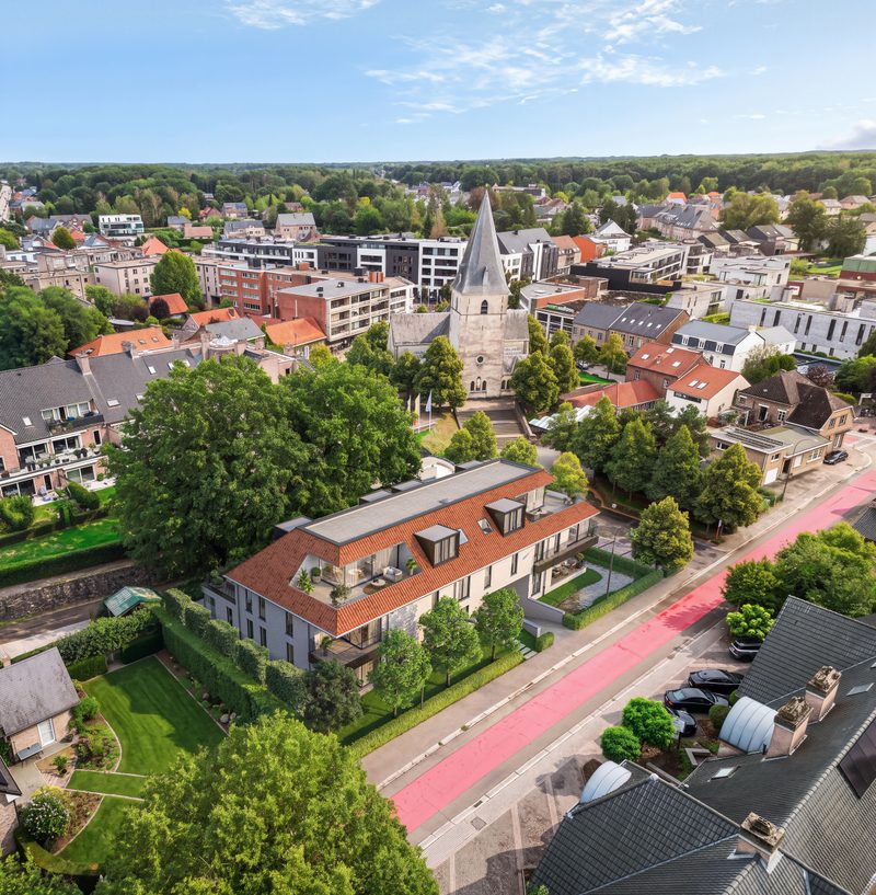 Luchtbeeld van de residentie in het dorpscentrum, naast de kerk